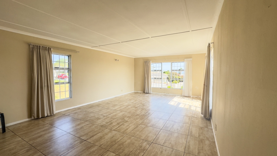 8 Bedroom Property for Sale in Middedorp Western Cape